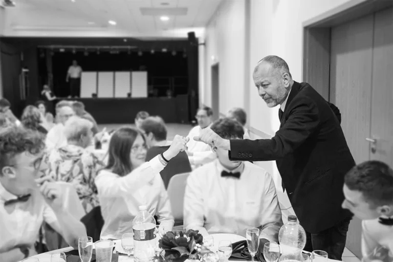 Lioz magicien à Metz réalisant un tour de magie en close-up à table.