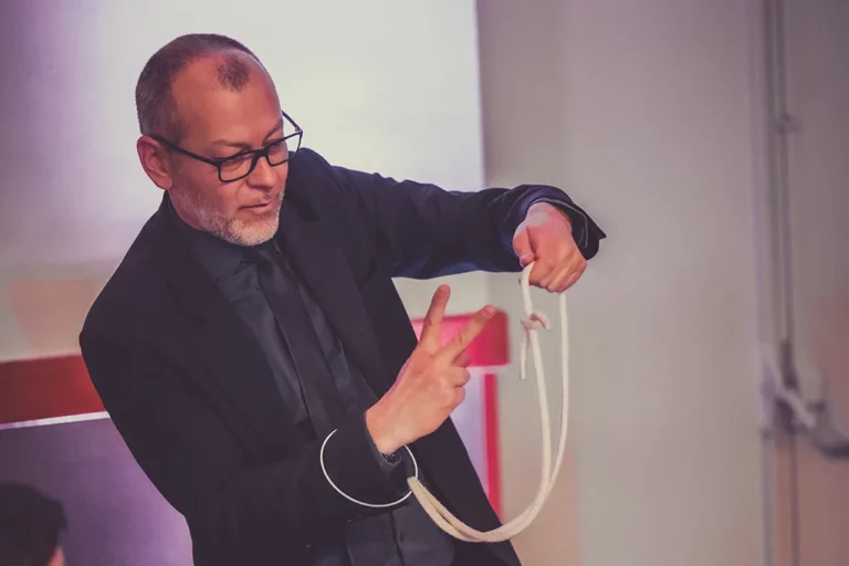 Lioz magicien à Metz réalisant un tour avec une corde.