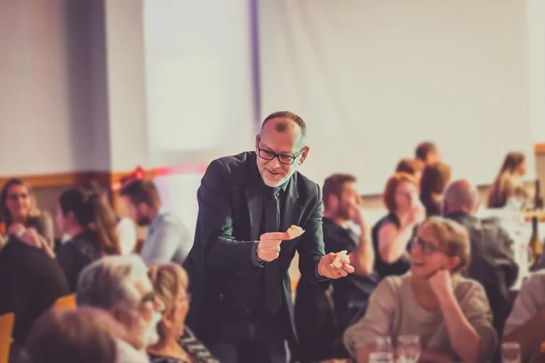 Lioz magicien à Metz réalisant un tour de magie à une table