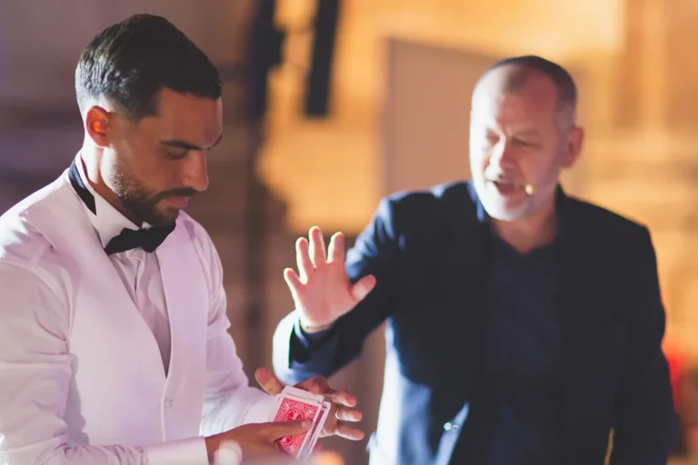 Lioz magicien à Metz donnant les instructions à son assistant d'un soir